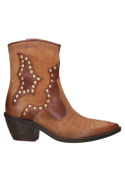 Bota de cuero camel estilo cowboy con costuras decorativas, perfecta para un estilo bohemio y casual.