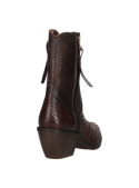 Botín de mujer en cuero café, estilo vaquero, con forma puntiaguda y detalles audaces, perfecto para un look vintage.