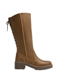 Bota camel de cuero con suela dentada, perfecta para ocasiones formales e informales.
