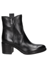 Botín negro casual de cuero, diseño minimalista sin cierres, con suela robusta adecuada para distintas superficies.