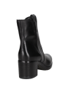 Botín de cuero negro para mujer, con lengüeta ancha integrada, fácil de calzar, perfecto para atuendos variados.