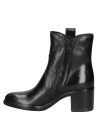 Botín negro de cuero liso, sin cordones visibles, ideal para un look casual y sofisticado en cualquier ocasión.