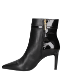 Botín de cuero negro para mujer, tacón delgado tipo aguja que estiliza la figura, con cierre lateral para fácil calce.