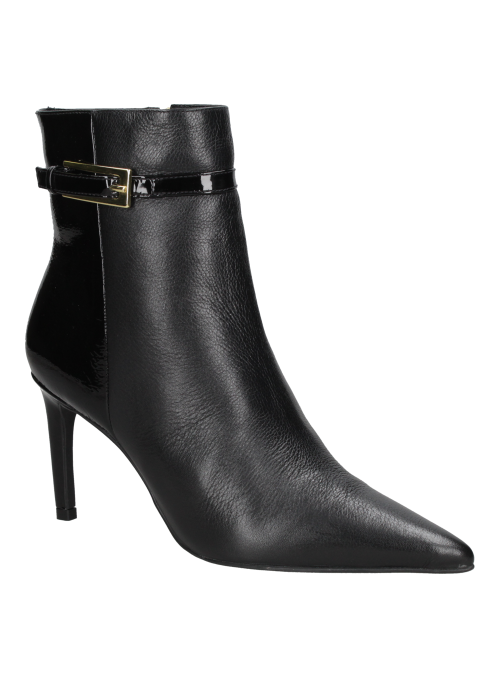 Botín negro de cuero para mujer, estilo casual, caña alta hasta el tobillo y detalle de correa con hebilla decorativa.