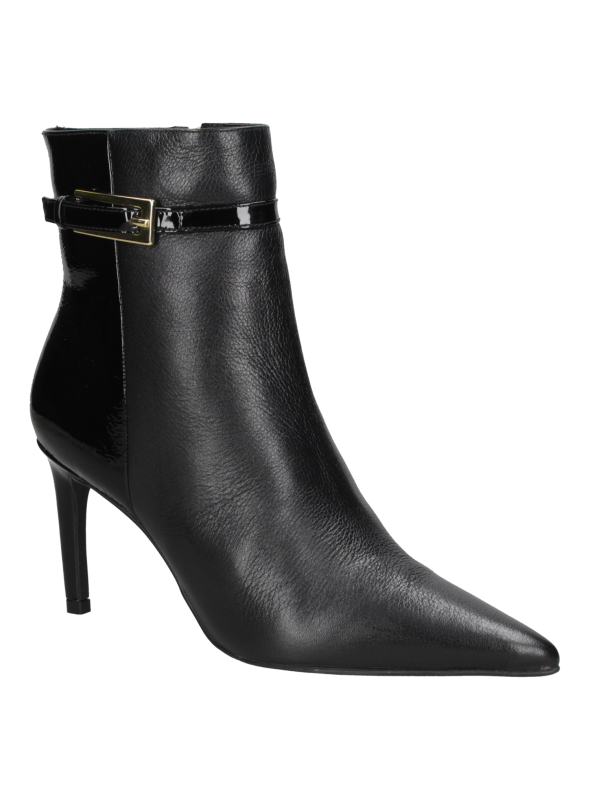 Botín beige de cuero para mujer con diseño elegante y sofisticado, ideal para estilos formales o semiformal.