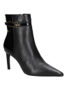 Botín negro de cuero para mujer, estilo casual, caña alta hasta el tobillo y detalle de correa con hebilla decorativa.