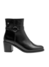 Botín de cuero negro con correa decorativa y hebilla metálica circular, estilo casual, perfecto para un toque sofisticado.