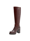 Bota de cuero café para mujer, diseño elegante con detalle visual de hebilla dorada y planta acanalada para mejor agarre.