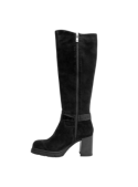 Bota negra de cuero para mujer con correa ajustada y adornos en el tobillo, toque distintivo y elegante.