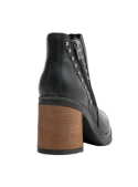 Botín casual de cuero negro para mujer, destaca por su taco grueso y detalles artesanales en la costura.