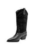 Bota de mujer en cuero negro, estilo cowgirl chic, versátil para distintas estaciones y ocasiones casuales.
