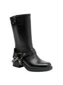 Bota negra de cuero con caña media estilo biker, ideal para combinar con jeans o faldas, correa metálica distintiva.