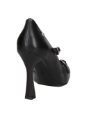 Zapato de cuero negro de mujer, estilo stiletto, con punta aguda y diseño estilizado para un look formal.