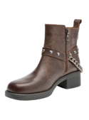 Botín de cuero café para mujer, con detalles de cadena y hebilla, versátil para salidas casuales y eventos diurnos.