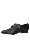 Zapato negro estilo oxford para mujer, reinterpretando la moda masculina con un diseño clásico y funcional en cuero.