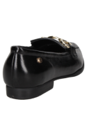Mocasín negro de cuero para mujer, con hebilla decorativa y flecos, combina con atuendos de oficina y casuales.