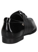 Zapato de cuero negro charol para mujer, sin elementos decorativos, combina con pantalones de vestir y faldas lápiz.