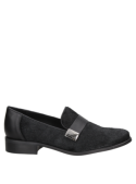 mocasín clásico de cuero negro con detalle metálico en la parte superior, ideal para un look smart casual femenino.