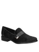 Zapato mocasín negro de cuero para mujer, diseño minimalista con tira en el empeine, estilo casual elegante.