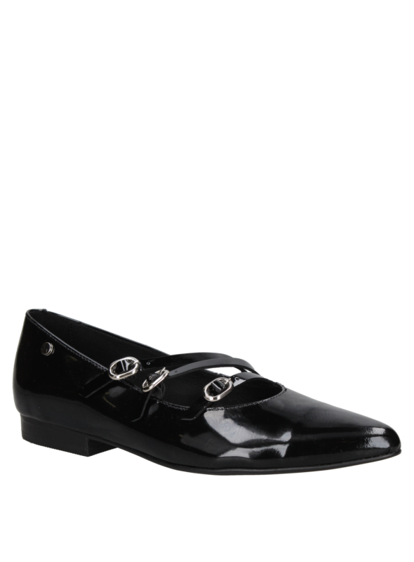 Zapato de mujer negro de charol, estilo clásico con punta afilada y dos correas con hebillas metálicas sobre el empeine.