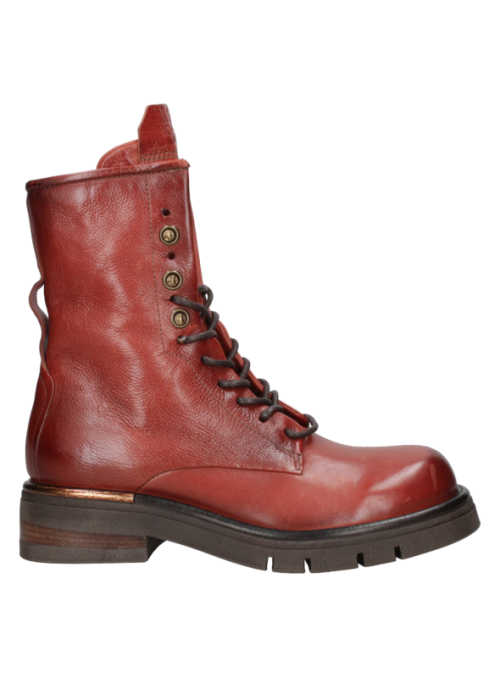 Botín de cuero café AS98 L800, diseño con carácter, mezcla de estilo rústico y urbano, ideal para un look rebelde.