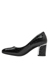 Zapato negro de charol para mujer, con diseño minimalista y taco cómodo, ideal para reuniones familiares formales.