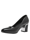 Elegante zapato de cuero negro para mujer, con adorno lateral y punta redondeada, adecuado para un entorno de oficina.