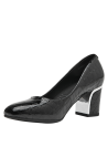 Elegante zapato de cuero negro para mujer, con adorno lateral y punta redondeada, adecuado para un entorno de oficina.