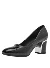 Elegante zapato de cuero negro para mujer, con adorno lateral y punta redondeada, adecuado para un entorno de oficina.