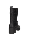 Bota de cuero negro para mujer, gamuzada y resistente, con ajuste superior en cañón y detalles metálicos decorativos.