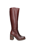 Bota de cuero café para mujer, ideal para look formal o uso diario elegante, estilo clásico y atemporal.
