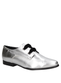 Calzado de cuero plata para mujer, estilo oxford casual, perfil bajo con ajuste firme gracias a los cordones.