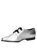 Zapato de cuero plata para mujer, estilo oxford casual, con cordones y ojales metálicos, ideal para ocasiones formales.