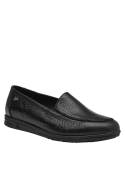 Zapato de mujer negro, cuero suave y ligero, estilo casual.