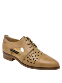 Zapato de cuero camel para mujer, diseño Pollini G251, perfecto para resaltar personalidad en cualquier ocasión.