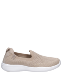 zapatilla urbana beige de mujer con diseño juvenil y comodidad superior.