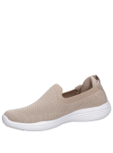 zapatilla beige de mujer con taco plano de 3.8 cm y punta redonda, ideal para uso diario.