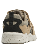 Zapatilla beige infantil, mezcla de estilo urbano casual y deportivo, ideal para actividades al aire libre.
