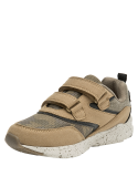 Zapatilla beige casual para niño, con diseño moderno y funcional, cierre de velcro para fácil ajuste y autonomía.