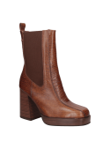 Bota Chelsea de cuero café para mujer, con suela gruesa y taco alto, versátil para atuendos elegantes y confort diario.
