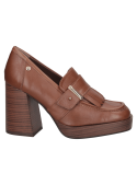 zapato de cuero café para mujer con taco grueso y alto, ideal para estabilidad y comodidad al caminar.
