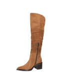 Calzado casual de gamuza camel para mujer, con diseño estilizado y firme, ideal para diversas ocasiones.