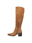 "Bota alta camel de cuero para mujer, estilo casual, con diseño ""over-the-knee"" ajustado y elegante. "