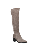 Bota casual gris de cuero femenino con suela de goma, perfecta para caminatas prolongadas y buen agarre.