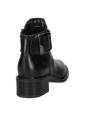 Elegante botín negro de cuero para mujer, acabado liso sin costuras visibles, proporciona un look sofisticado y pulcro.