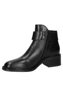 Botín negro de cuero con correa ancha y hebilla lateral, diseño clásico ideal para cualquier atuendo.