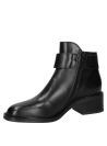 Botín negro de cuero con correa ancha y hebilla lateral, diseño clásico ideal para cualquier atuendo.