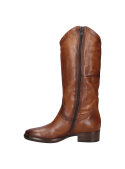 Elegante bota vaquera camel de cuero para mujer, con punta ligeramente redondeada y refuerzo superior.