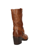 Bota camel de cuero para mujer, estilo casual, con detalles rústicos y tacón estable, adecuada para el uso diario.