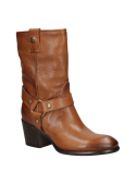 Bota casual de cuero camel para mujer, con parte delantera redondeada y lengüeta con botón decorativo en la caña.